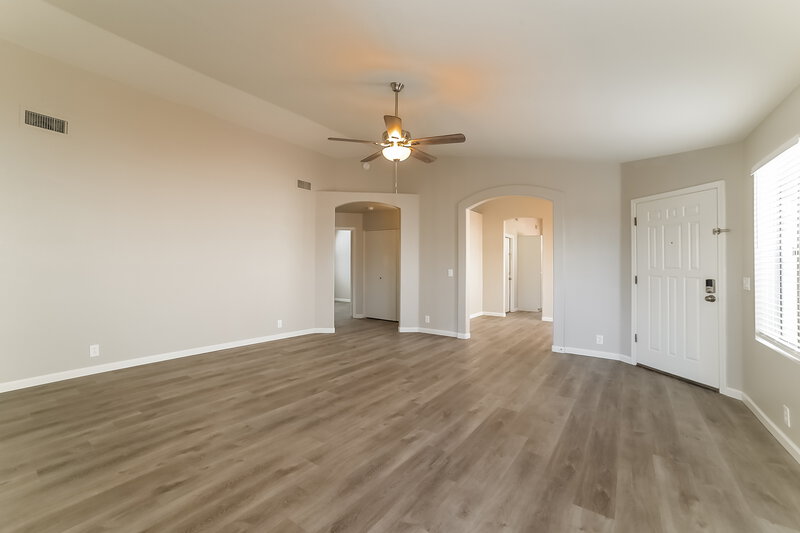 2,225/Mo, 5915 W Desert Cove Ave Glendale, AZ 85304 Living Room View
