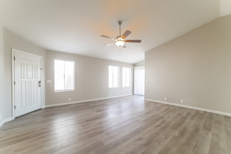2,225/Mo, 5915 W Desert Cove Ave Glendale, AZ 85304 Living Room View 2