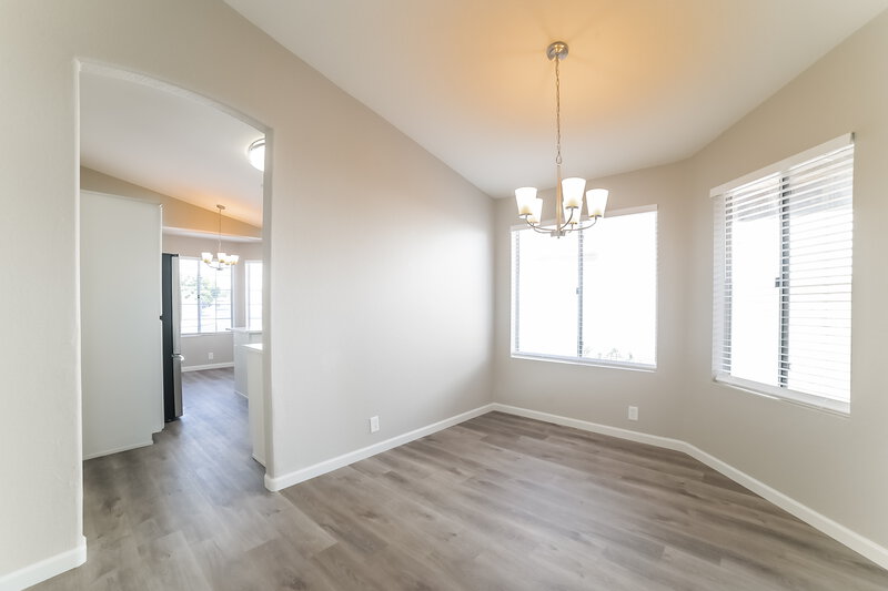 2,225/Mo, 5915 W Desert Cove Ave Glendale, AZ 85304 Dining Room View