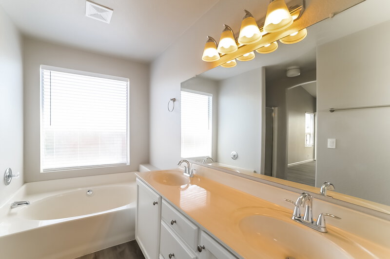2,225/Mo, 5915 W Desert Cove Ave Glendale, AZ 85304 Main Bathroom View