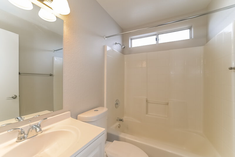 2,225/Mo, 5915 W Desert Cove Ave Glendale, AZ 85304 Bathroom View