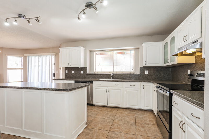 2,855/Mo, 4214 E Saltsage Dr Phoenix, AZ 85048 Kitchen View 2