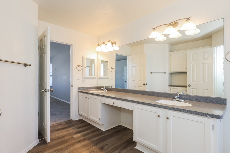 2,855/Mo, 4214 E Saltsage Dr Phoenix, AZ 85048 Main Bathroom View