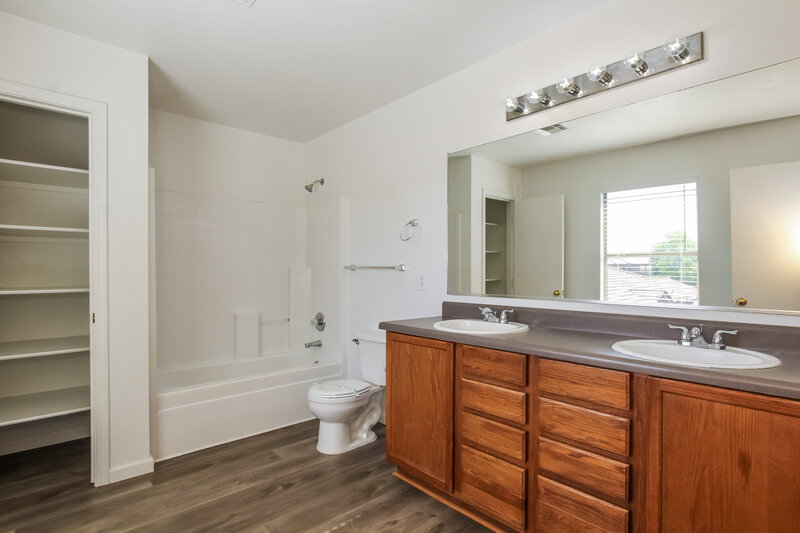 2,260/Mo, 3649 E Constitution Dr Gilbert, AZ 85296 Main Bathroom View