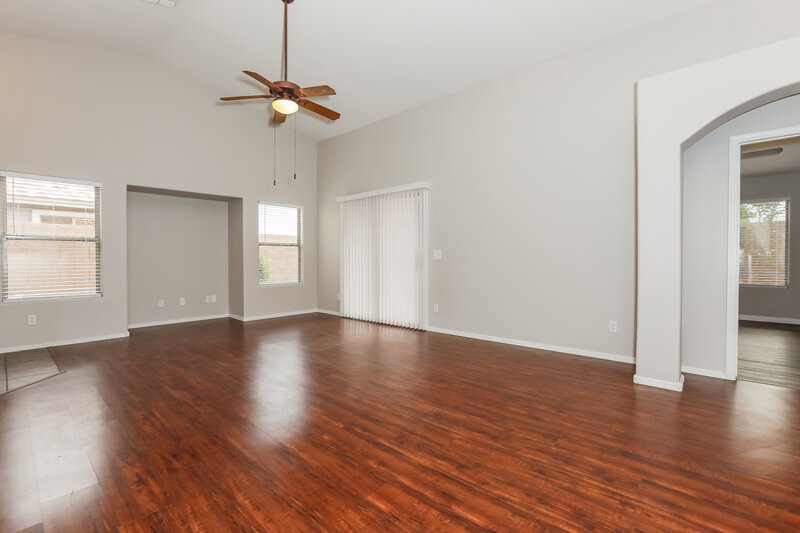 2,605/Mo, 3801 S Joshua Tree Ln Gilbert, AZ 85297 Living Room View 2