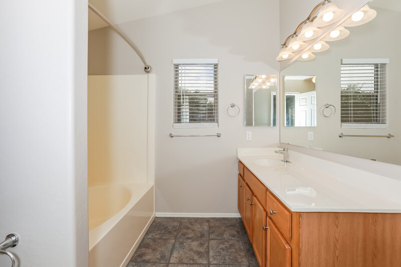 2,605/Mo, 3801 S Joshua Tree Ln Gilbert, AZ 85297 Main Bathroom View 2