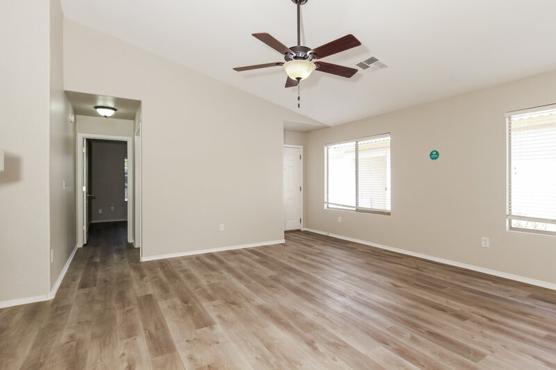 2,285/Mo, 305 N Abalone Dr Gilbert, AZ 85233 Living Room View 2