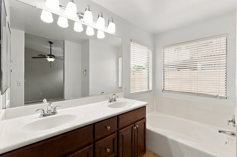 2,355/Mo, 305 N Abalone Dr Gilbert, AZ 85233 Primary Bathroom View