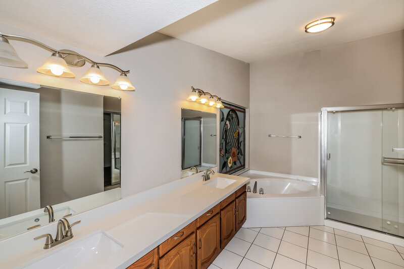 3,585/Mo, 6934 W Kristal Way Glendale, AZ 85308 Main Bathroom View
