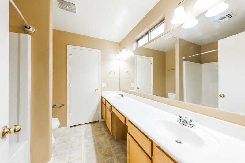 1,975/Mo, 12927 W Peppertree Ln Glendale, AZ 85307 Main Bathroom View