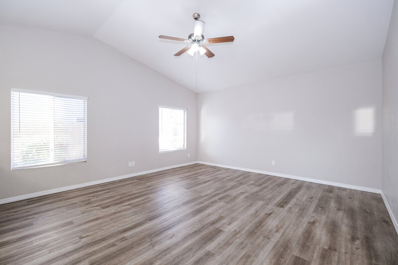 1,990/Mo, 5537 N 76th Dr Glendale, AZ 85303 Living Room View