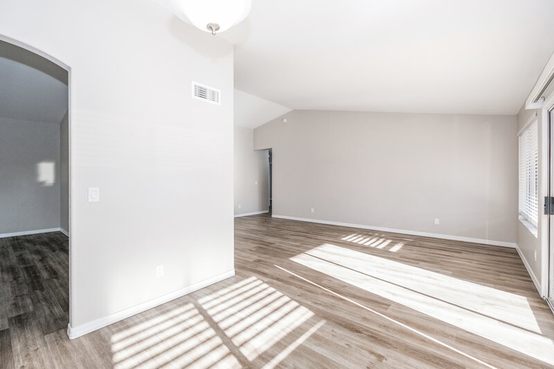 1,990/Mo, 5537 N 76th Dr Glendale, AZ 85303 Dining Room View