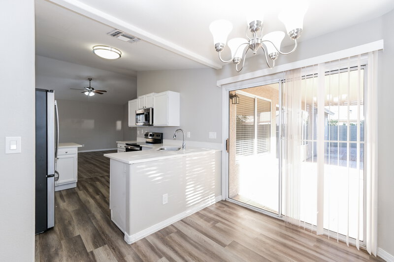 1,990/Mo, 5537 N 76th Dr Glendale, AZ 85303 Dining Room View 2