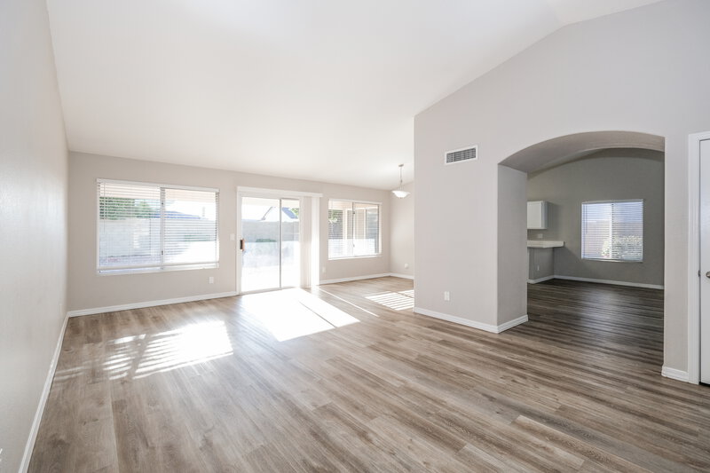 1,990/Mo, 5537 N 76th Dr Glendale, AZ 85303 Family Room View