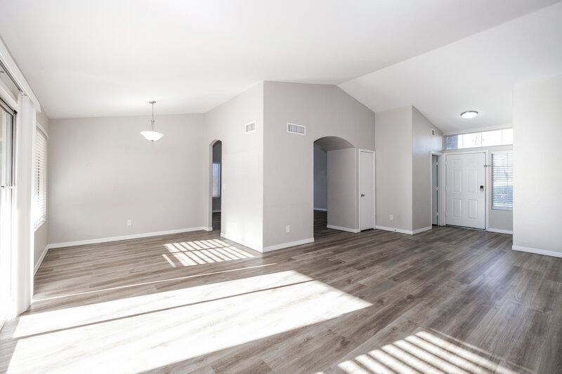 1,990/Mo, 5537 N 76th Dr Glendale, AZ 85303 Family Room View 2