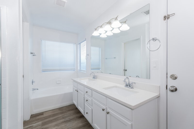 1,990/Mo, 5537 N 76th Dr Glendale, AZ 85303 Main Bathroom View