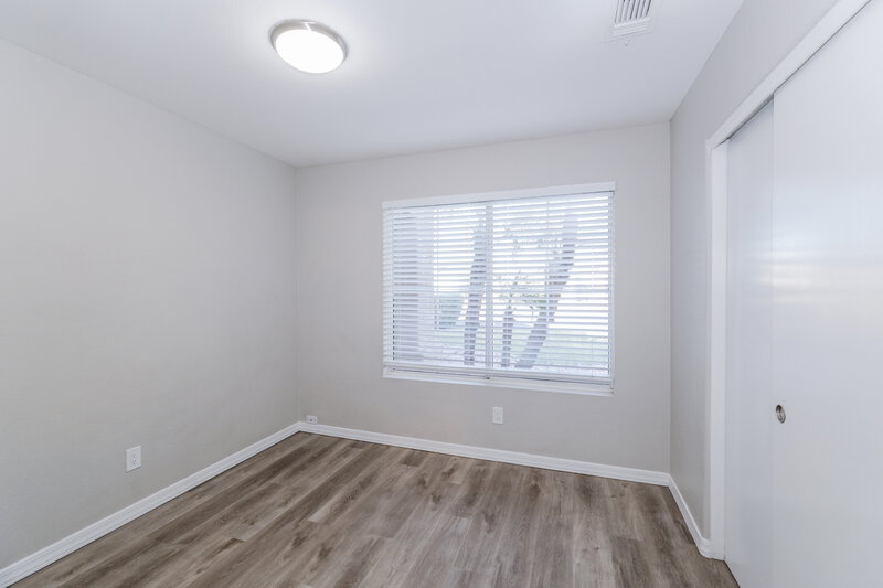 1,990/Mo, 5537 N 76th Dr Glendale, AZ 85303 Bedroom View