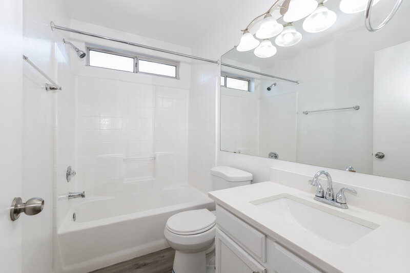 1,990/Mo, 5537 N 76th Dr Glendale, AZ 85303 Bathroom View