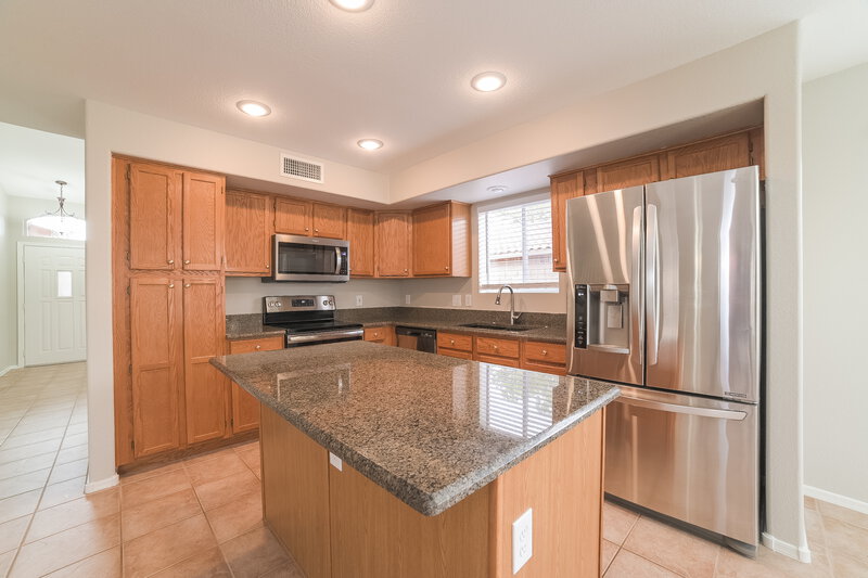 2,810/Mo, 19251 N 79th Dr Glendale, AZ 85308 Kitchen View