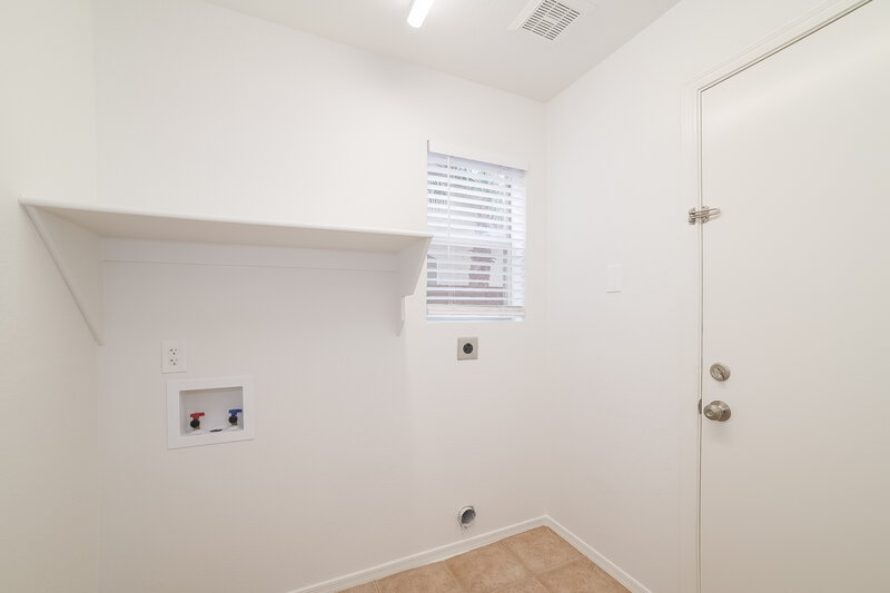 2,810/Mo, 19251 N 79th Dr Glendale, AZ 85308 Laundry Room View