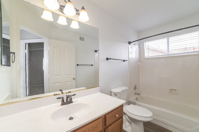 2,810/Mo, 19251 N 79th Dr Glendale, AZ 85308 Bathroom View