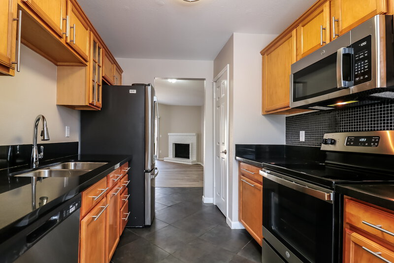 2,025/Mo, 320 E Hartford Ave Phoenix, AZ 85022 Kitchen View