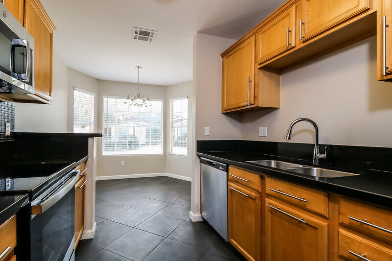 2,025/Mo, 320 E Hartford Ave Phoenix, AZ 85022 Kitchen View 2