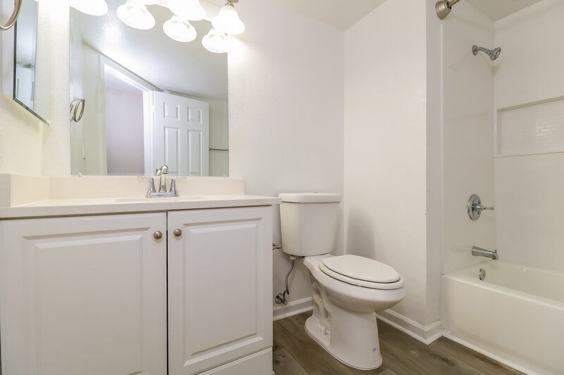 2,025/Mo, 320 E Hartford Ave Phoenix, AZ 85022 Main Bathroom View