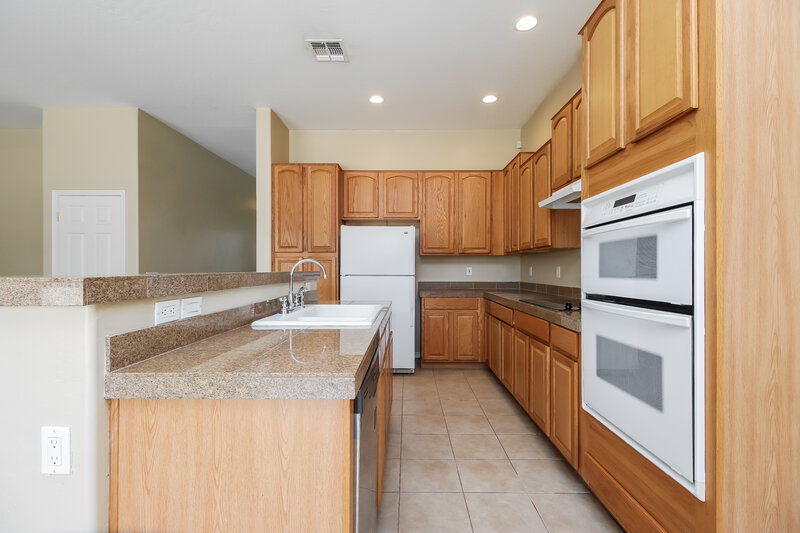 3,090/Mo, 513 W Remington Dr Chandler, AZ 85286 Kitchen View