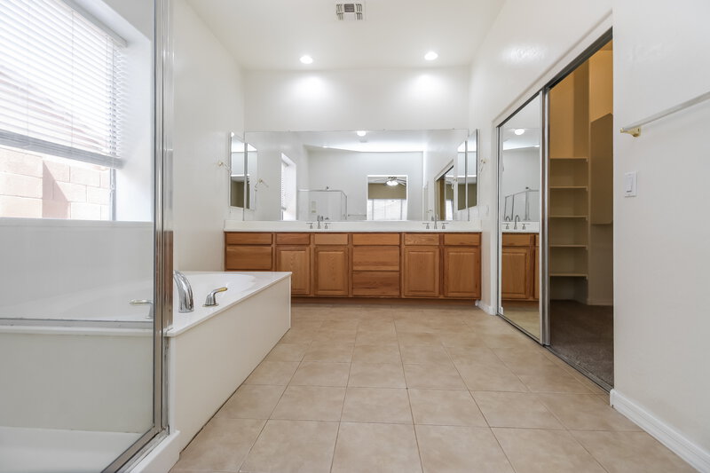 3,090/Mo, 513 W Remington Dr Chandler, AZ 85286 Main Bathroom View