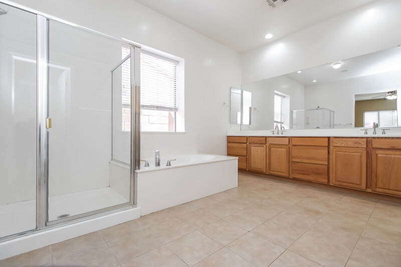 3,090/Mo, 513 W Remington Dr Chandler, AZ 85286 Main Bathroom View 2
