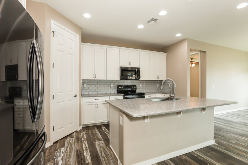 1,895/Mo, 4411 W Kirkland Ave San Tan Valley, AZ 85144 Kitchen View 2