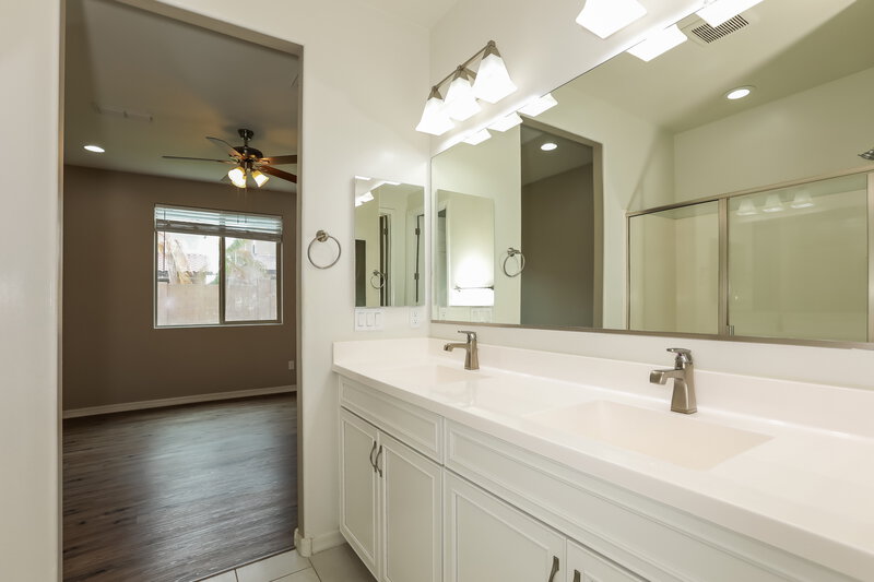 1,895/Mo, 4411 W Kirkland Ave San Tan Valley, AZ 85144 Main Bathroom View 2