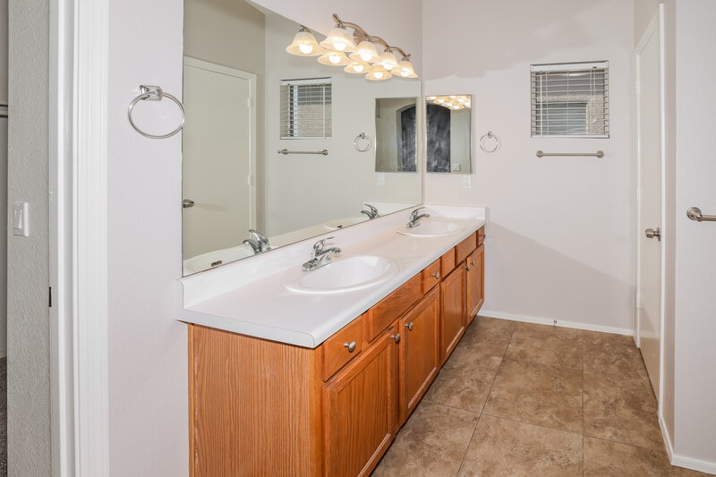 2,205/Mo, 1750 W Union Hills Dr Unit 4 Phoenix, AZ 85027 Main Bathroom View