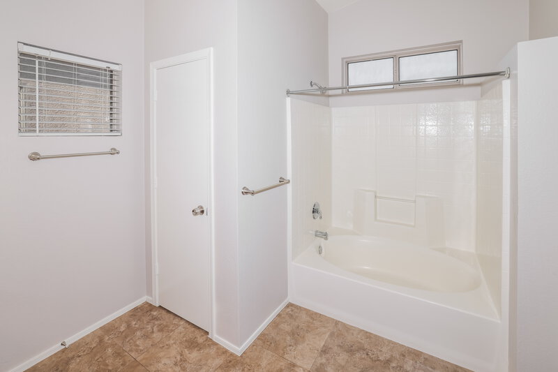 2,205/Mo, 1750 W Union Hills Dr Unit 4 Phoenix, AZ 85027 Main Bathroom View 2