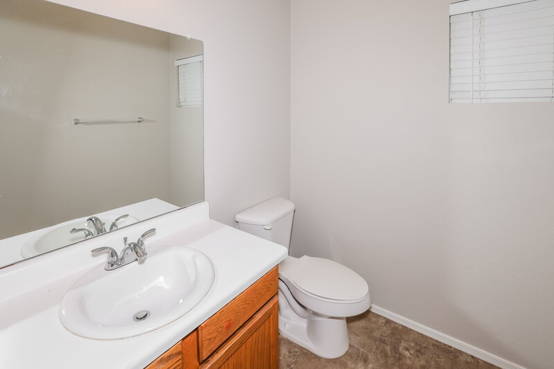 2,205/Mo, 1750 W Union Hills Dr Unit 4 Phoenix, AZ 85027 Bathroom View 2