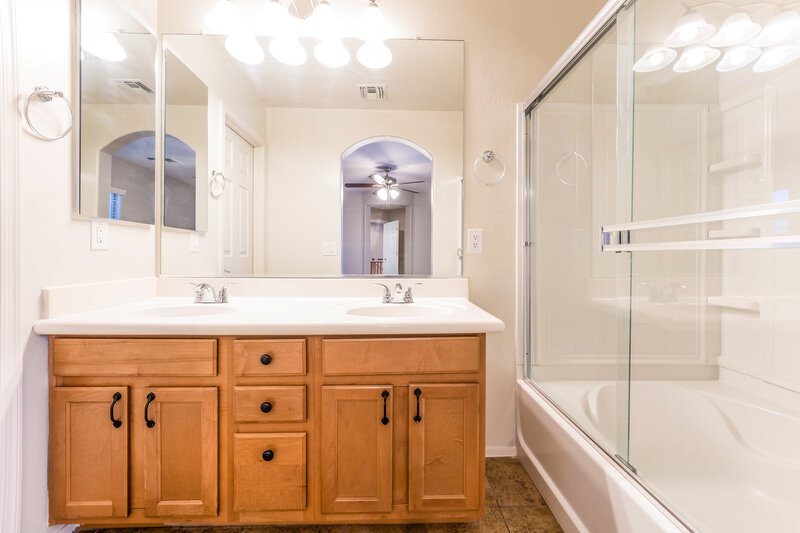 2,270/Mo, 4736 E Redfield Rd Gilbert, AZ 85234 Main Bathroom View