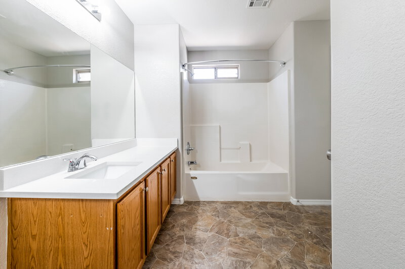 1,885/Mo, 1312 S Boulder Ct Unit B Gilbert, AZ 85296 Main Bathroom View