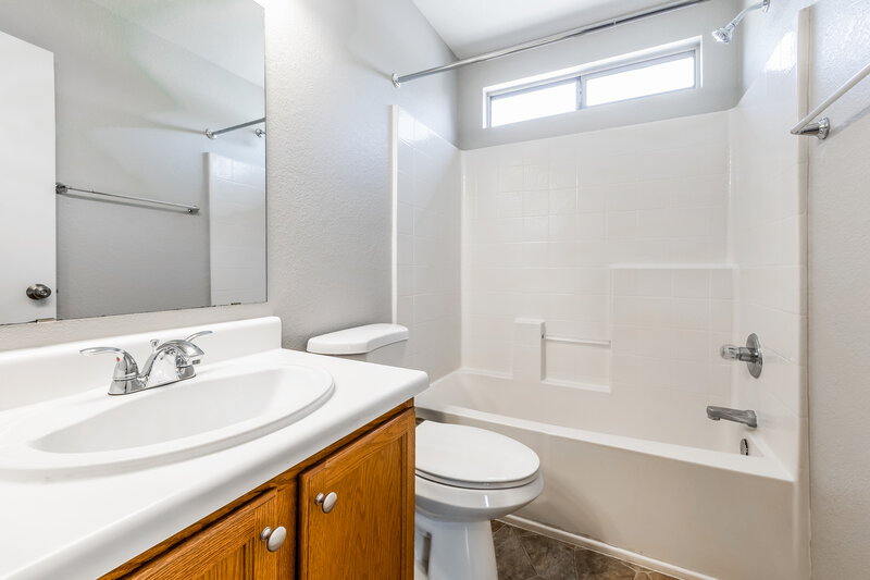 1,885/Mo, 1312 S Boulder Ct Unit B Gilbert, AZ 85296 Main Bathroom View 2