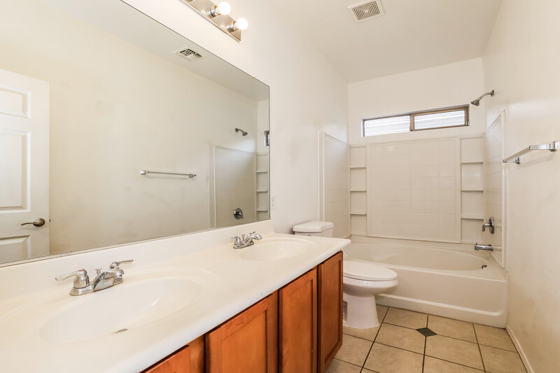 1,910/Mo, 5218 W Glass Ln Laveen, AZ 85339 Main Bathroom View