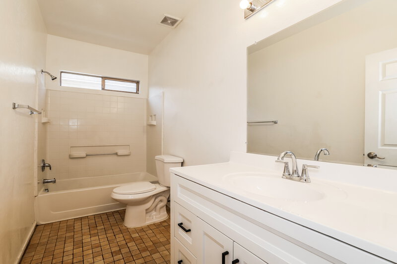 1,910/Mo, 5218 W Glass Ln Laveen, AZ 85339 Bathroom View