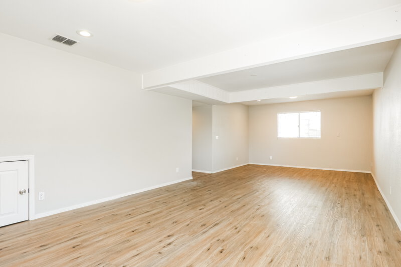 2,525/Mo, 8925 W Virginia Ave Phoenix, AZ 85037 Family Room View 2