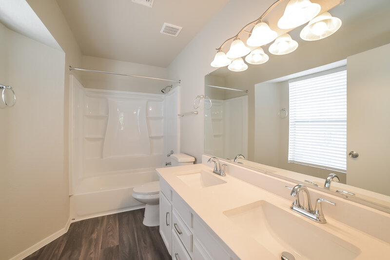 2,480/Mo, 8925 W Virginia Ave Phoenix, AZ 85037 Main Bathroom View