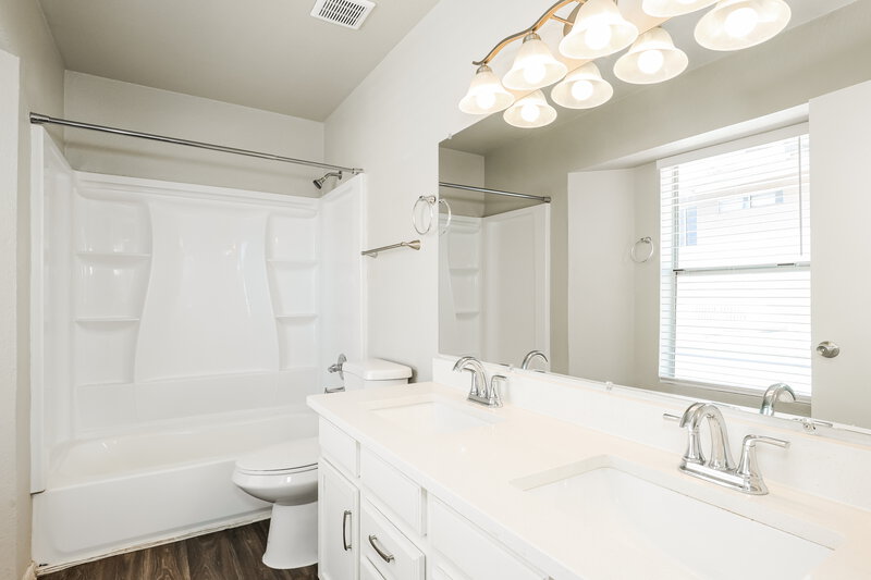 2,525/Mo, 8925 W Virginia Ave Phoenix, AZ 85037 Main Bathroom View