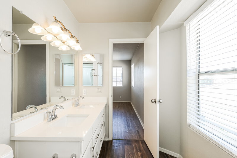 2,525/Mo, 8925 W Virginia Ave Phoenix, AZ 85037 Main Bathroom View 2