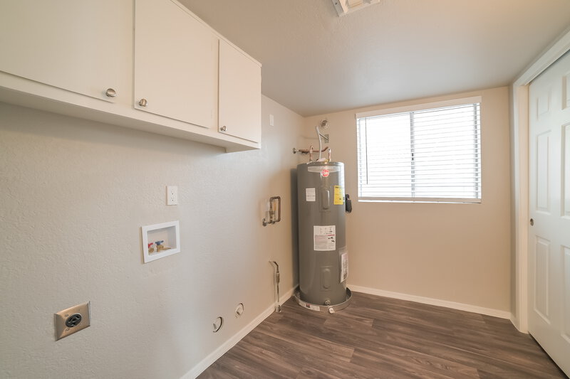 2,480/Mo, 8925 W Virginia Ave Phoenix, AZ 85037 Laundry Room View