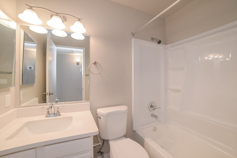 2,480/Mo, 8925 W Virginia Ave Phoenix, AZ 85037 Bathroom View 2