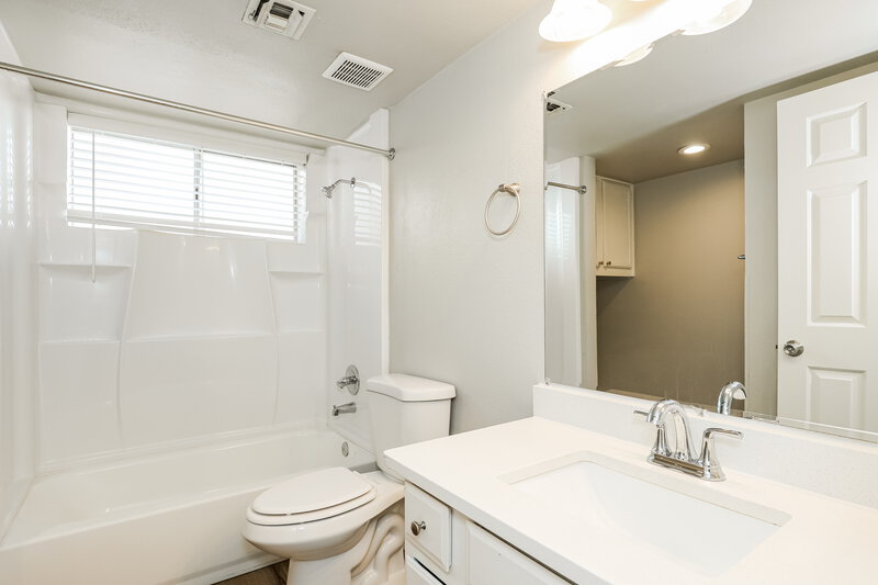 2,525/Mo, 8925 W Virginia Ave Phoenix, AZ 85037 Bathroom View