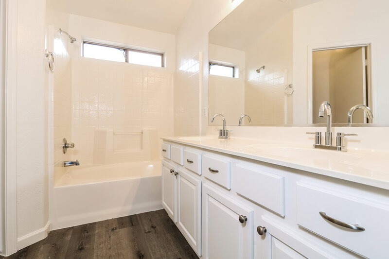 2,230/Mo, 2201 S 82nd Ln Phoenix, AZ 85043 Main Bathroom View