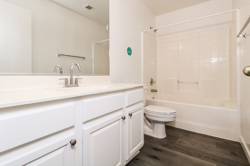 2,230/Mo, 2201 S 82nd Ln Phoenix, AZ 85043 Bathroom View